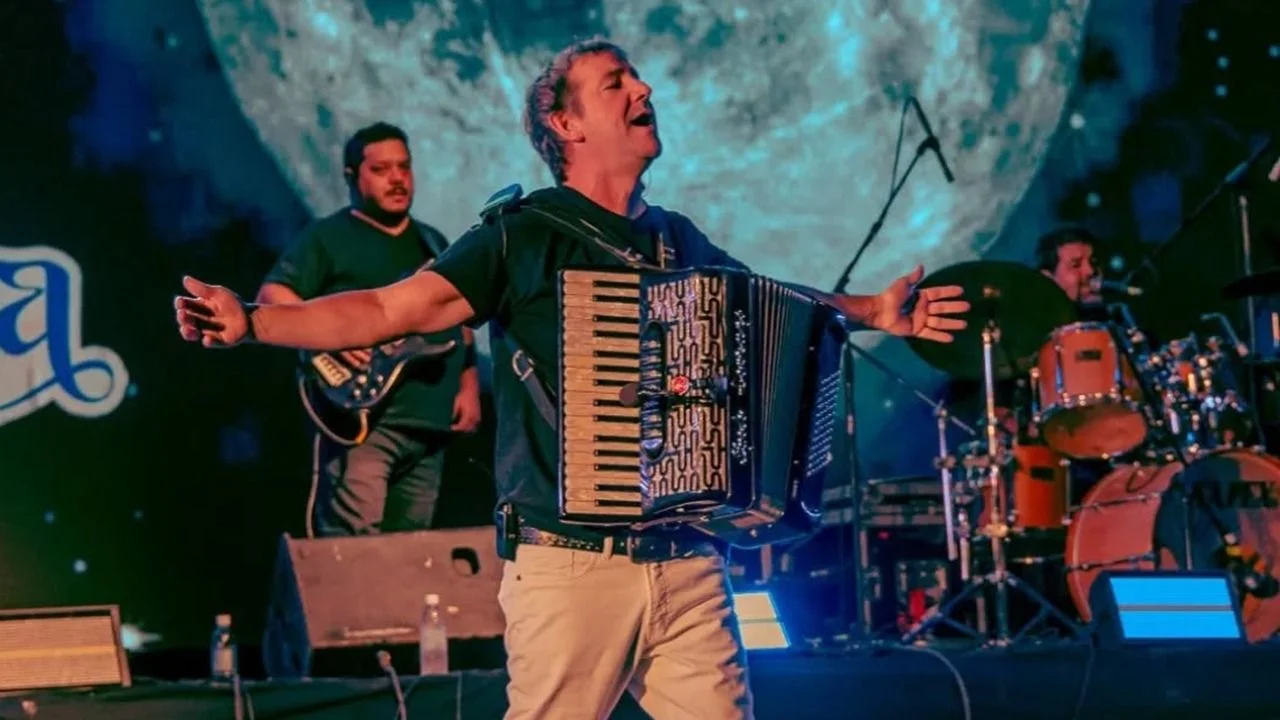 Ariel Báez cantando