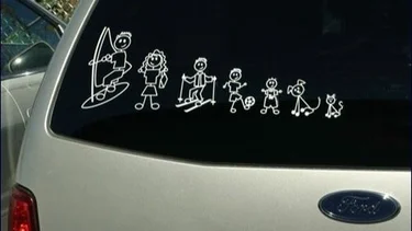 ¿Por qué pegarle calcomanías al auto puede generar una multa?