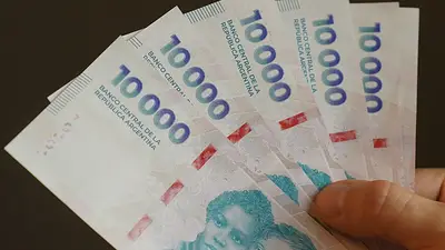 Dinero. Dinero.