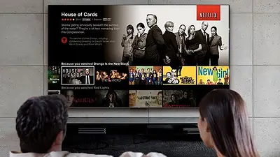 Dos personas ven Netflix en la televisión Dos personas ven Netflix en la televisión