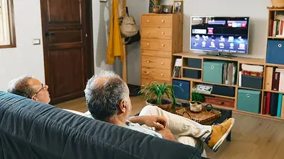 Hombres ven televisión Hombres ven televisión