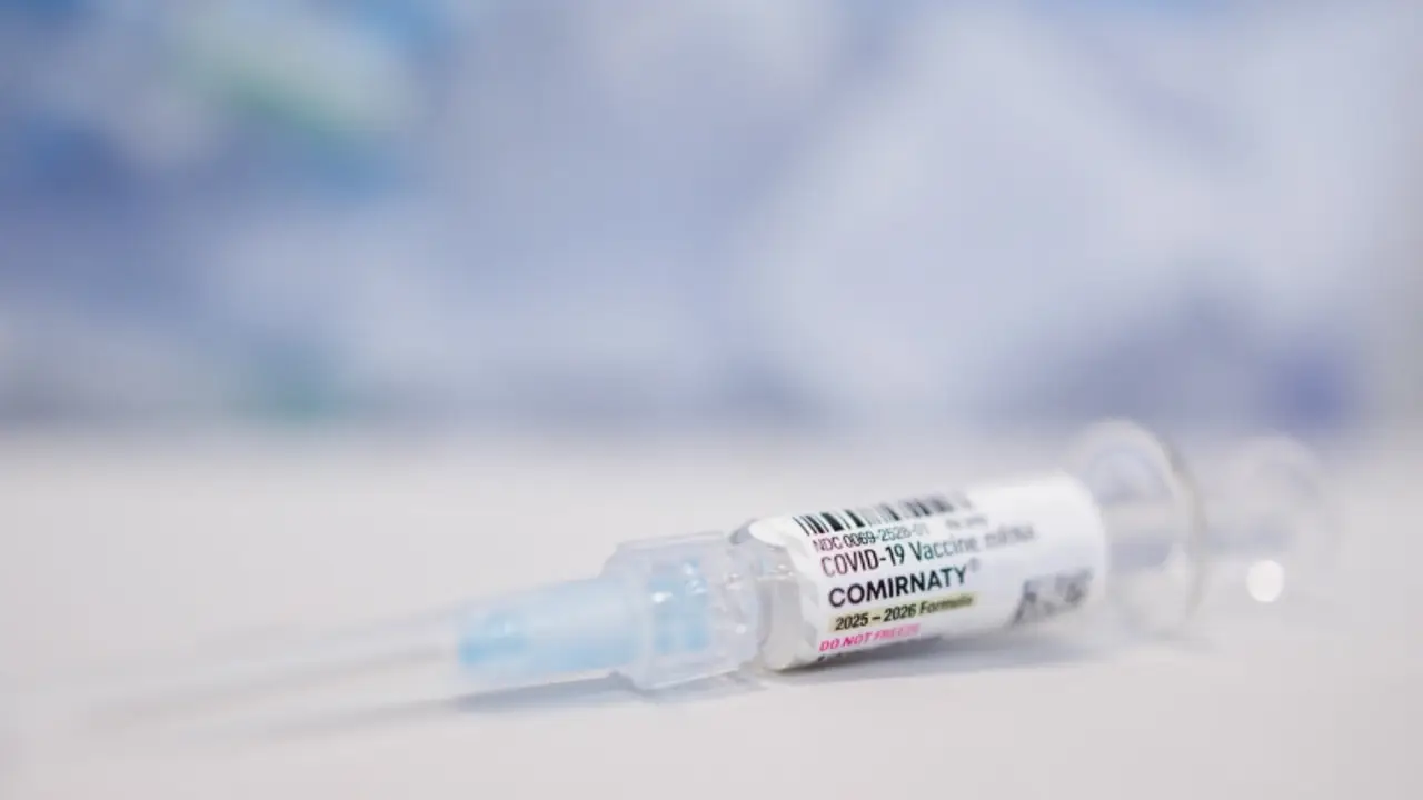 Pfizer y BioNTech suspenden ensayo de vacuna COVID-19 en EEUU tras dificultades participantes