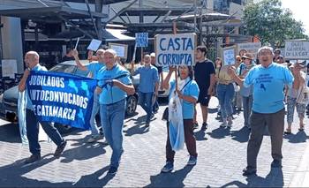Jubilados de Catamarca marcharon contra el ajuste de Milei y Jalil: "Mentira" | Marcha jubilados