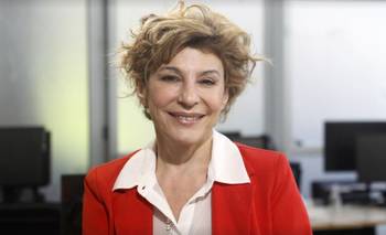 Carolina Papaleo, una mujer "dorada" que se le anima a la IA en un experimento teatral | Teatro