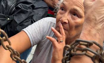 Jubiladas se encadenaron al Congreso para reclamar: "Quiero vivir" | Marcha jubilados