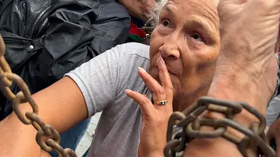 Jubiladas se encadenaron al Congreso para reclamar: "Quiero vivir" Jubiladas se encadenaron al Congreso para reclamar: "Quiero vivir"