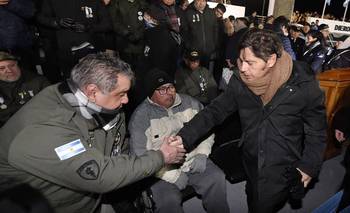 Kicillof participó de la vigilia por Malvinas: "La Patria no se vende" | Tierra del fuego