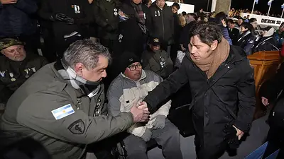 Kicillof participó de la vigilia por Malvinas: "La Patria no se vende" Kicillof participó de la vigilia por Malvinas: "La Patria no se vende"
