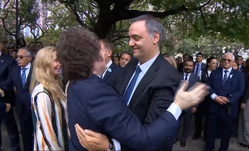 Milei le dio un efusivo abrazo a Adorni para mostrar su respaldo en el acto de Malvinas | Islas malvinas