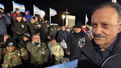 "Nos duele, pero también une y nos marca un camino": Quintela participó de la vigilia por Malvinas en Tierra del Fuego "Nos duele, pero también une y nos marca un camino": Quintela participó de la vigilia por Malvinas en Tierra del Fuego