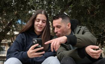 Ante prohibición de redes sociales en Grecia, padres se ven obligados a separar a sus hijos de teléfonos | Redes