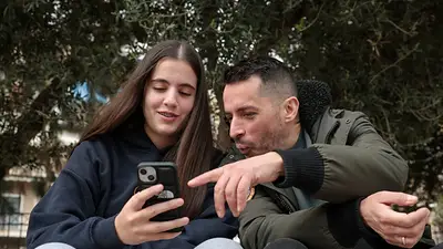 Ante prohibición de redes sociales en Grecia, padres se ven obligados a separar a sus hijos de teléfonos Ante prohibición de redes sociales en Grecia, padres se ven obligados a separar a sus hijos de teléfonos