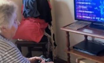 Ni tejido ni crucigramas: la abuela que la rompe en TikTok a puro joystick y épica | Virales