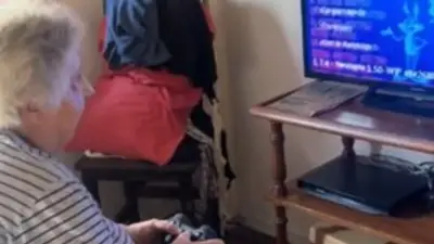 Ni tejido ni crucigramas: la abuela que la rompe en TikTok a puro joystick y épica Ni tejido ni crucigramas: la abuela que la rompe en TikTok a puro joystick y épica