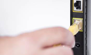 Moneda sobre el router: el truco viral que no mejora el WiFi | Virales