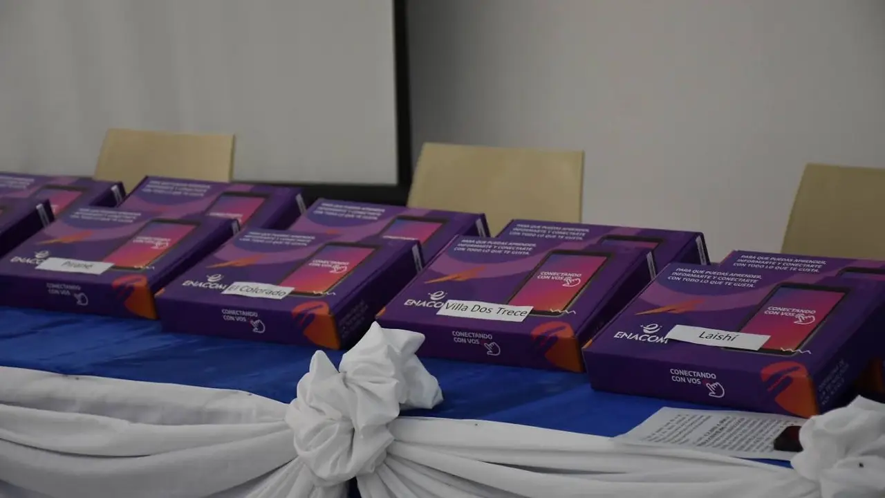 El Gobierno de Formosa refuerza la alfabetización con la entrega de más de 900 tablets en el interior provincial