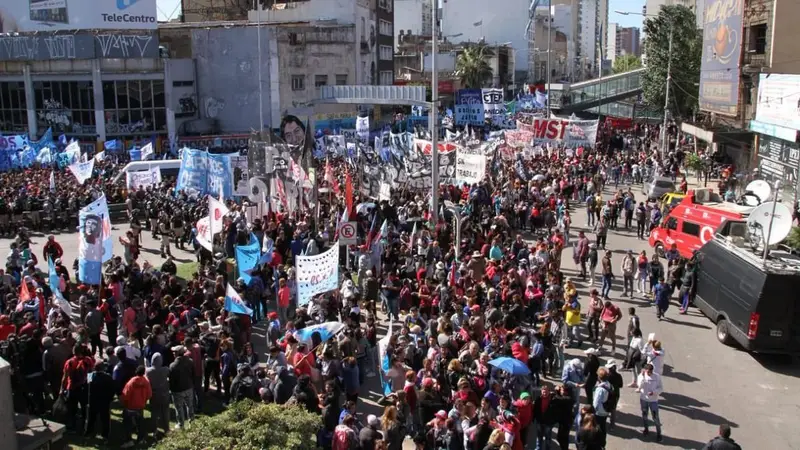 El Estado se retira y la crisis avanza: crecen el miedo y el malestar El Estado se retira y la crisis avanza: crecen el miedo y el malestar