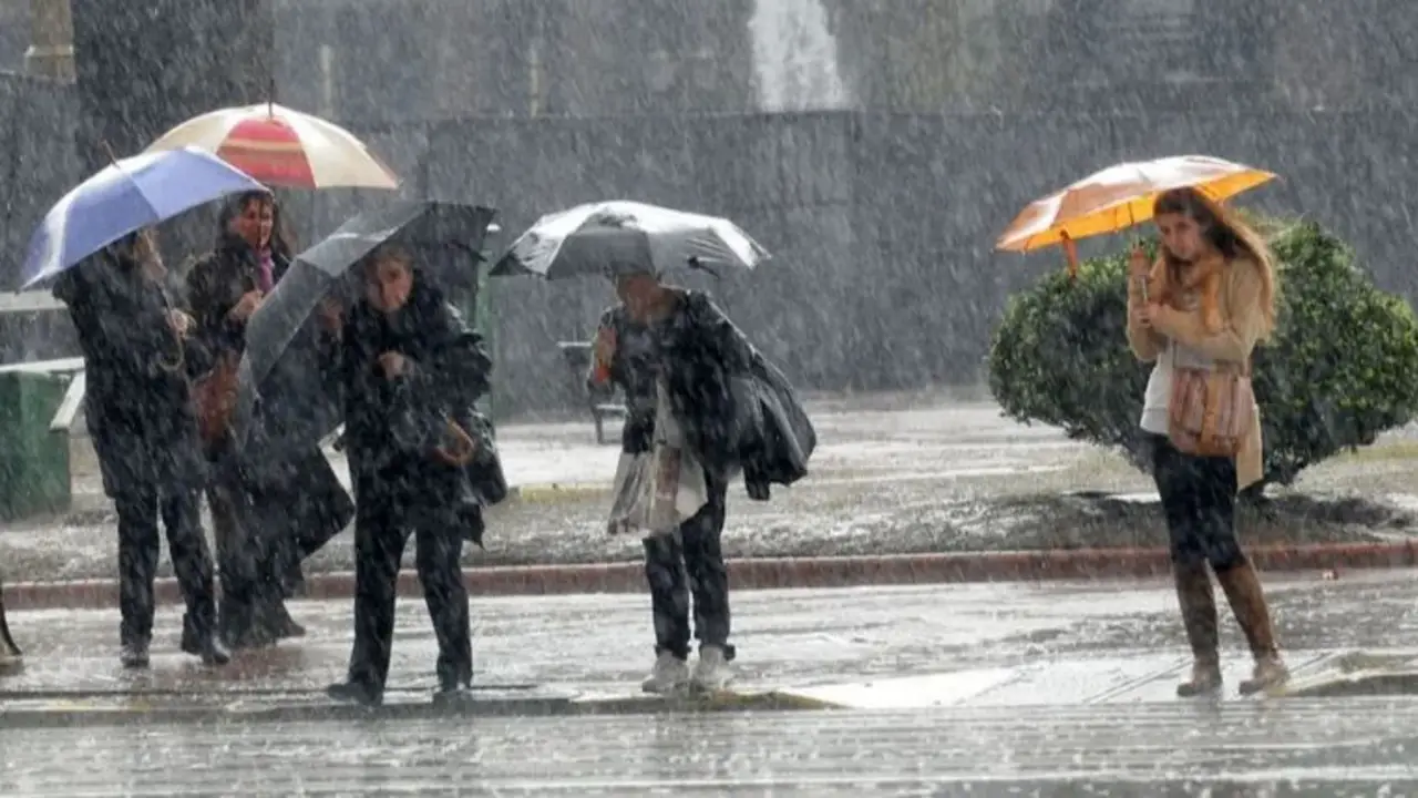 Personas con paraguas bajo la lluvia. 
