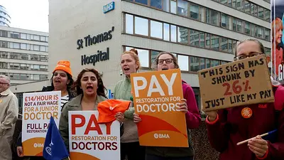 Médicos de Inglaterra inician una huelga tras rechazar la oferta salarial y laboral del Gobierno Médicos de Inglaterra inician una huelga tras rechazar la oferta salarial y laboral del Gobierno