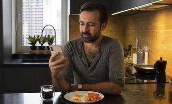 Comer con el celular: por qué la comida sabe peor | Celulares