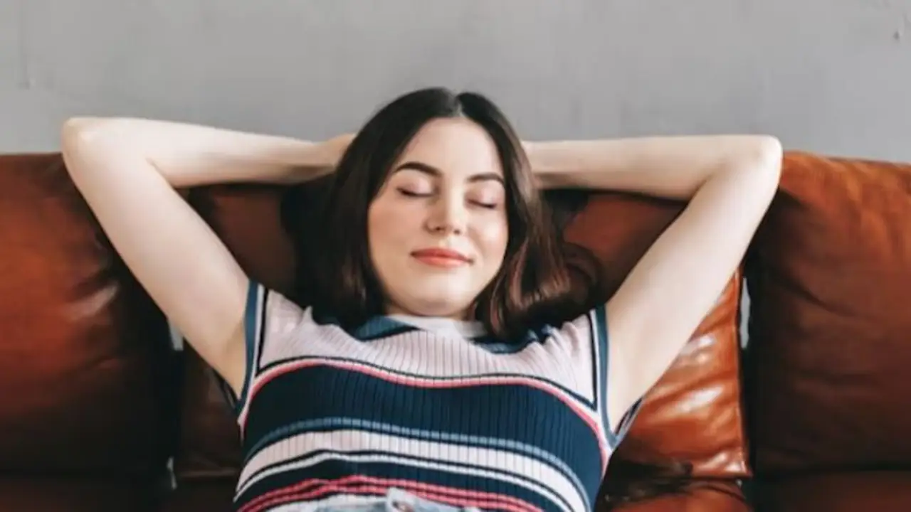 mujer descansa.