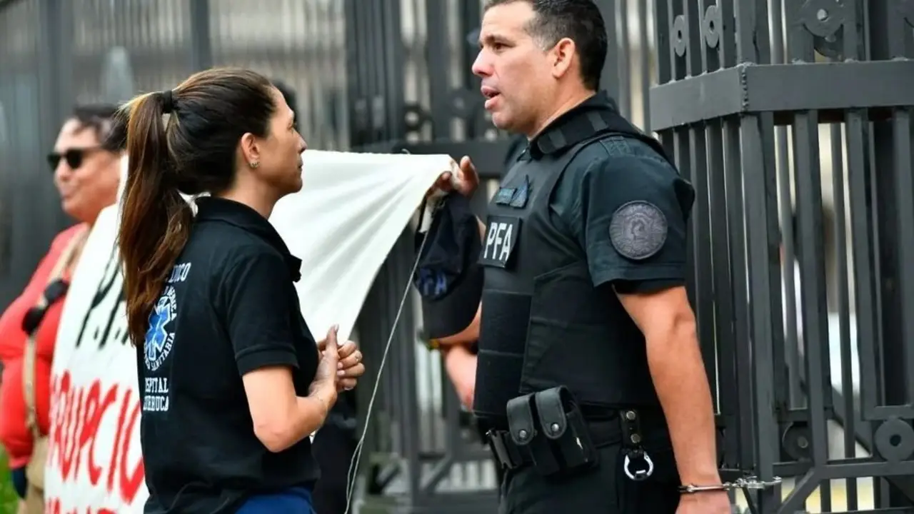Separaron de la PFA al cabo que se esposó en Casa Rosada para protestar por corrupción
