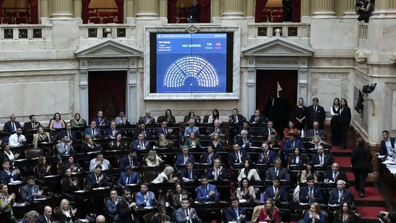 LLA no pudo esquivar los escándalos de Adorni en Diputados, pero tiene la reforma de la ley de Glaciares