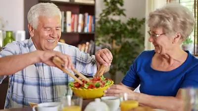 una pareja de adultos mayores comiendo. una pareja de adultos mayores comiendo.