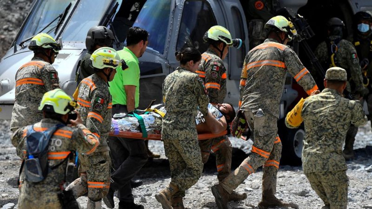 Rescatan en México a minero que permaneció 13 días atrapado bajo tierra ...