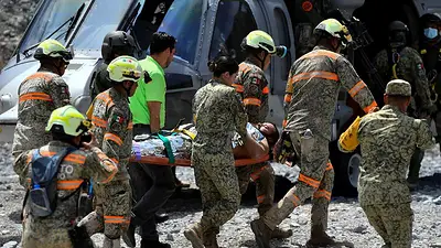 Rescatan en México a minero que permaneció 13 días atrapado bajo tierra Rescatan en México a minero que permaneció 13 días atrapado bajo tierra