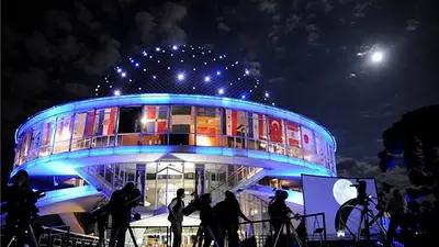Cómo ver el cielo con telescopios en el Planetario. Cómo ver el cielo con telescopios en el Planetario.