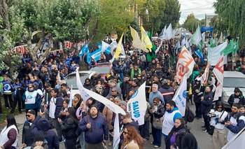 Gremios paran contra la crisis salarial de Vidal: "No podemos alimentar a nuestros hijos" | Ajuste