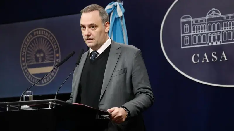 Adorni, cada vez más complicado: los detalles de su pasaje y el avance de la Justicia Adorni, cada vez más complicado: los detalles de su pasaje y el avance de la Justicia