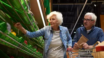 Adultos mayores en el supermercado. Adultos mayores en el supermercado.