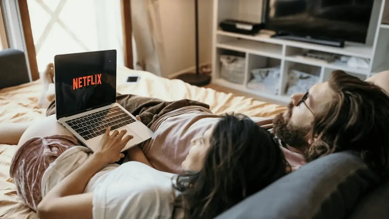 Dos personas ven Netflix
