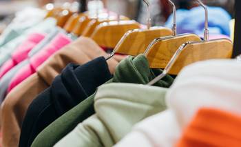 Abrigos, buzos y tops hasta 80% off y 3 cuotas sin interés en una importante marca | Descuentos