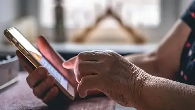 Jubilada con el celular. Jubilada con el celular.