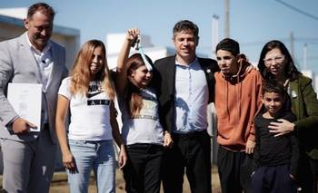 Kicillof encabezó la entrega de viviendas a familias de Lincoln | Viviendas