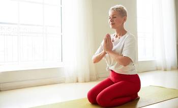 Rutina suave de yoga después de los 60: para mejorar la flexibilidad | Salud
