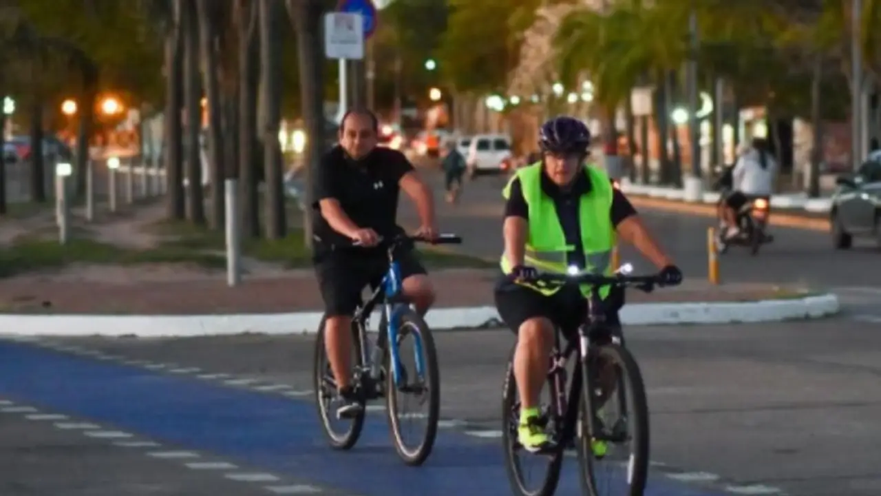 Crece el uso de bicicletas por la crisis de Valdés: los correntinos no pueden pagar el colectivo y buscan alternativas