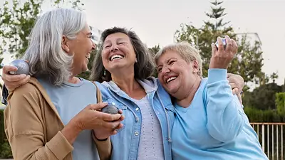 mujeres mayores riendo. mujeres mayores riendo.