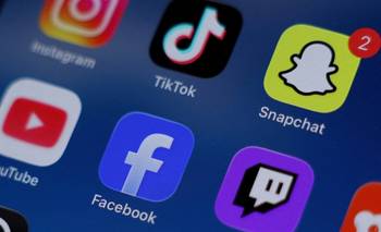 Starmer dice que redes sociales deben poner fin al deslizamiento infinito en las pantallas | Reino