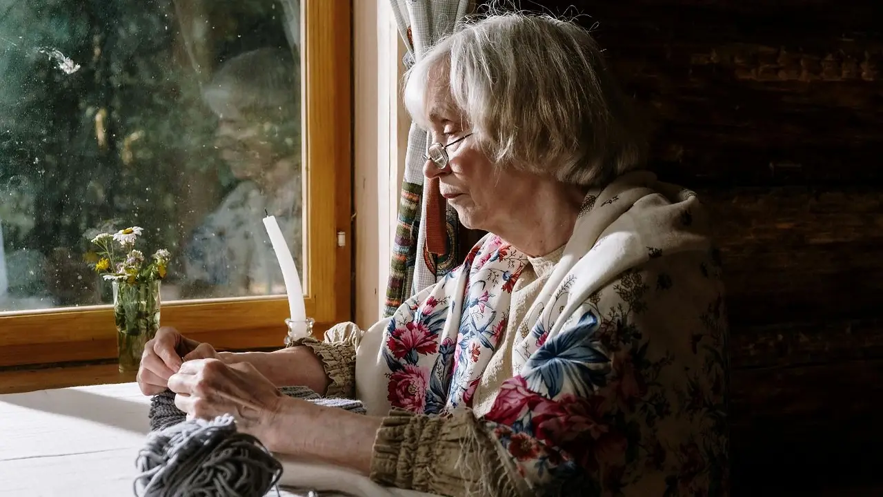 Tejer a crochet tiene beneficios para la salud mental: reduce el estrés, mejora el ánimo y favorece la concentración.