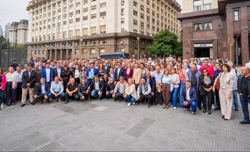 150 intendentes le exigieron a Caputo que baje el precio del combustible | Inflación