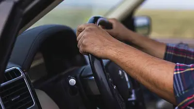 Un hombre trabajando Un hombre trabajando