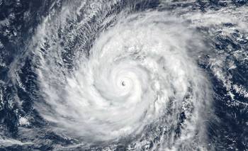 El supertifón Sinlaku avanza desde el Pacífico a Estados Unidos con vientos peligrosos | Clima