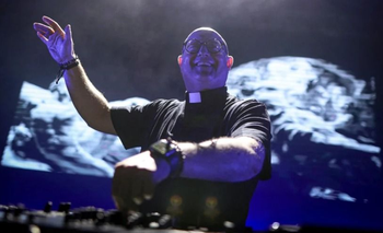 Multitudinario homenaje al papa Francisco del cura DJ | Plaza de mayo