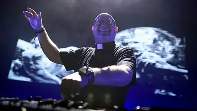 Quién es el cura DJ. Quién es el cura DJ.