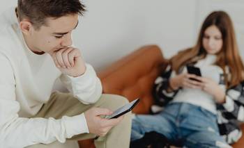 Por qué los gen Z odian la IA si la usan todo el tiempo | Inteligencia artificial