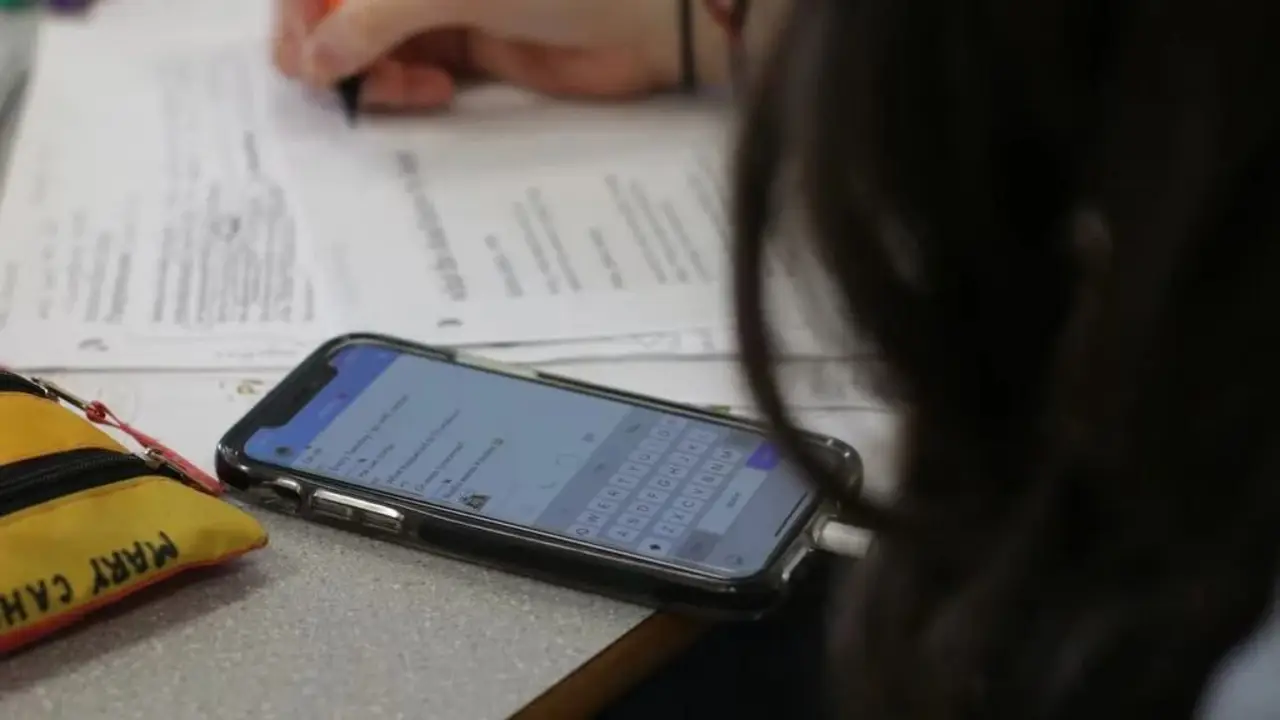 Formosa comenzará a debatir una ley para regular el uso de celulares en escuelas públicas de todo el territorio